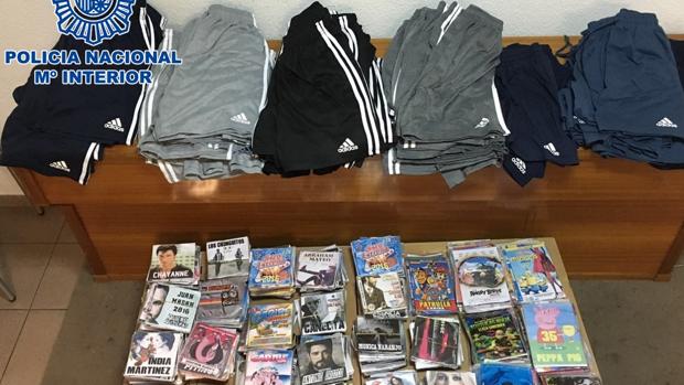 El material incautado por la policía en Alcolea: 70 prendas deportivas, 678 DVD´s y 234 CD´s