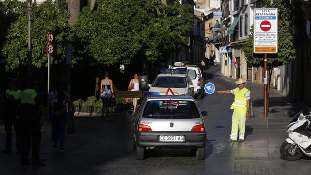 Un operario indica el cambio de dirección por el corte de tráfico del acceso a Capitulares