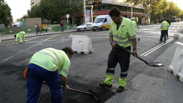 Obras de asfaltado en una calle de Córdoba