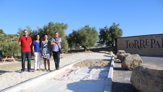 El arqueólogo Manuel Cobo, la diputada Carmen Gómez, la edil Lola Cristina Mata y el arqueólogo José A. Morena