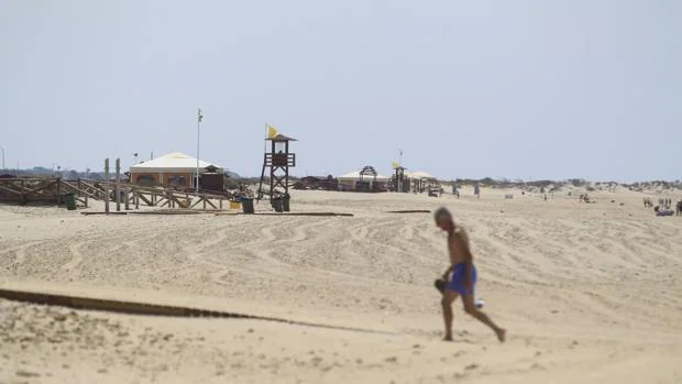 Las playas de Cádiz, desiertas por el fuerte viento de levante