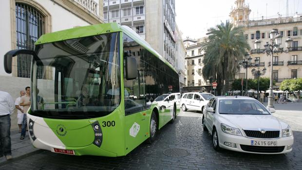 Los autobuses de Aucorsa seguirán pasando por Las Tendillas