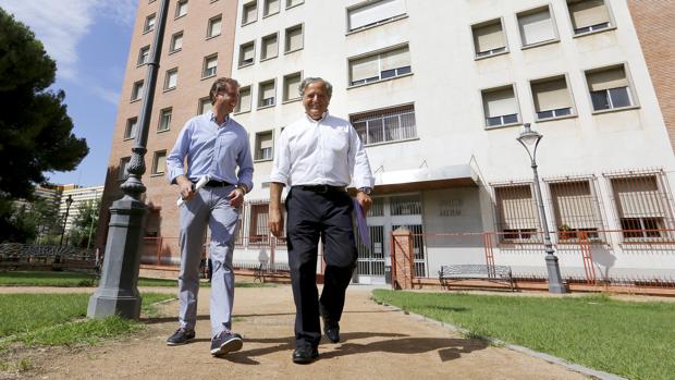 José Luis Moreno y Salvador Fuentes ante el edificio de la Audiencia Provincial