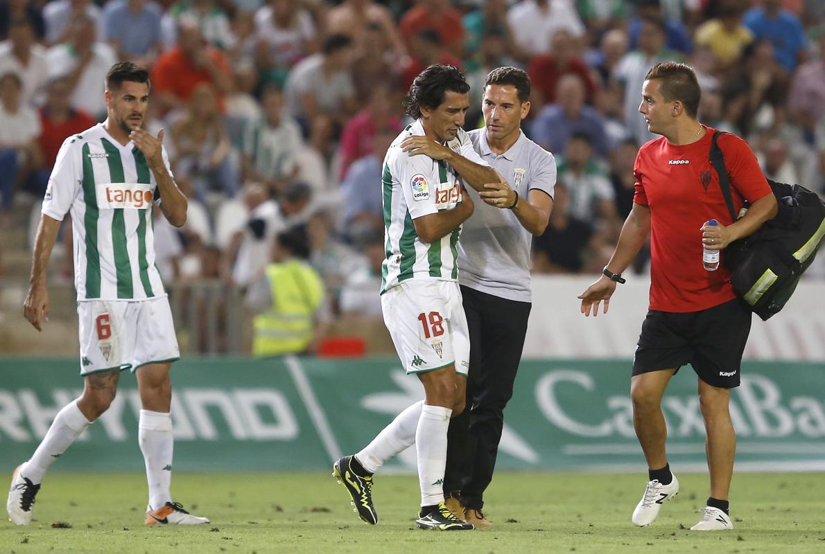 Ríos, acompañado por el médico del club tras su lesión