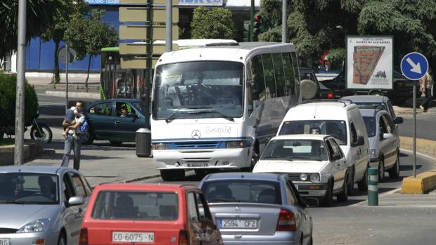 Un autobús escolar en un atasco en la capital cordobesa