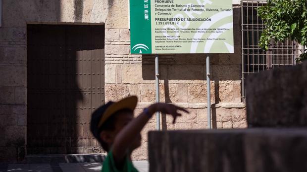 Un niño juega en la Mezquita-Catedral ante el Palacio de Congresos cerrado