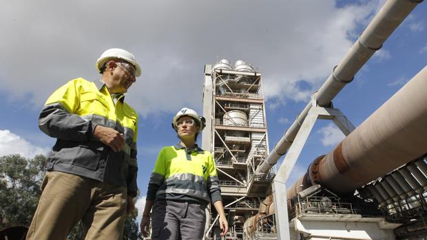 Dos trabajadores de la cementera Cosmos en la fábrica