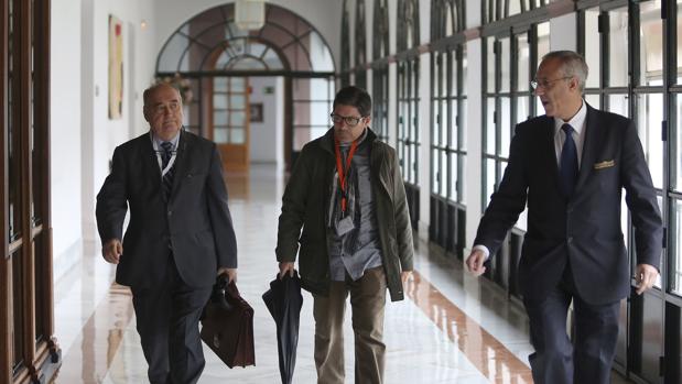 José Sivianes (en el centro), en los pasillos del Parlamento andaluz