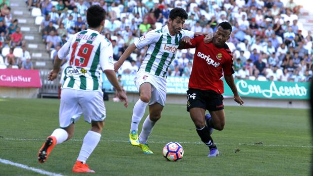 Caro conduce el esférico en presencia de Uche y Guille Donoso ante el Nástic