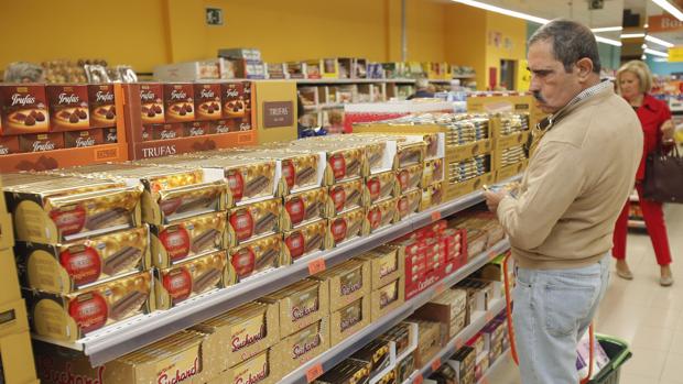 Un usuario mira un lineal en un supermercado de Córdoba