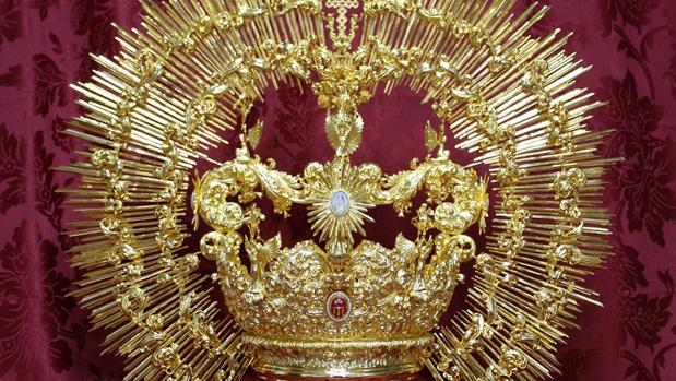 Una ofrenda de flores a la Virgen en forma de corona