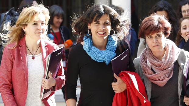 Teresa Rodríguez, flanqueada por su portavoz adjunta Carmen Lizárraga y la presidente del grupo parlamentario, Esperanza Gómez