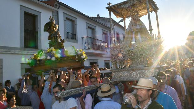 Traslado de la Virgen de Luna hasta su ermita en plena dehesa cordobesa