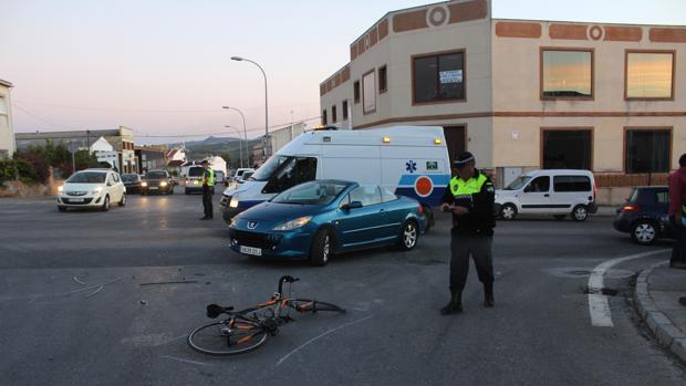 Herido un ciclista al chocar contra un turismo