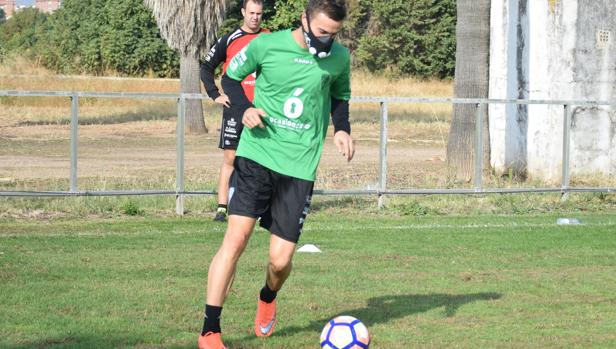 Sasa Markovic toca balón ayer con una máscara para controlar la respiración