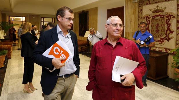 David Dorado y José Luis Vilches, de Ciudadanos, en los pasillos de Capitulares