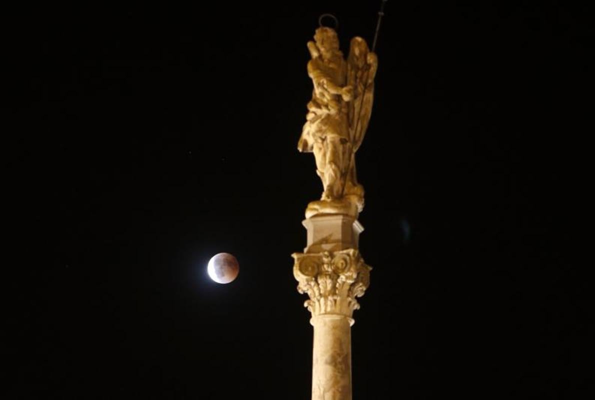 El Triunfo de San Rafael con la Luna de fondo