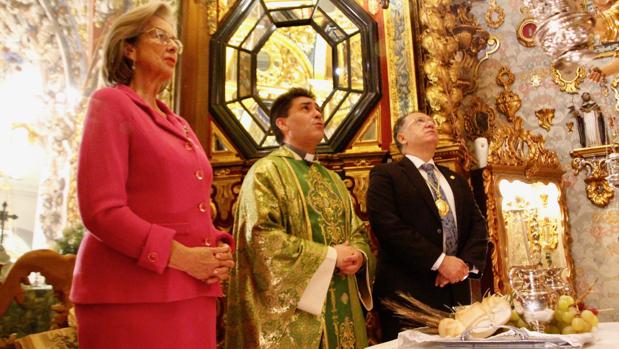 María Dolores López Civantos ofrece los frutos del campo andaluz a la Virgen de Araceli