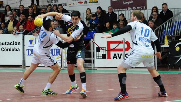 Rudovic intenta salir de una dura defensa ante el Ademar