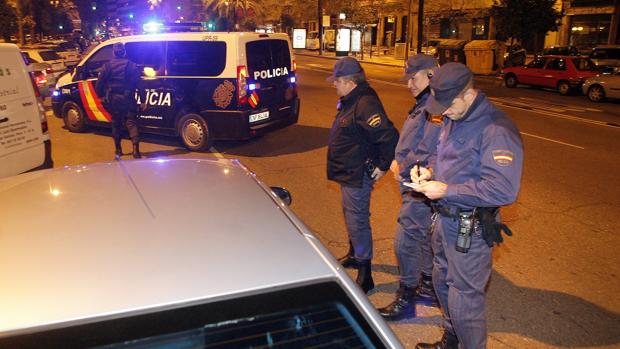 Agentes de la Policía Nacional de Córdoba en una patrulla nocturna