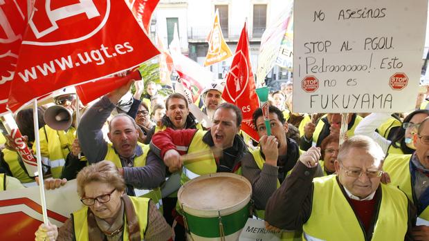 Trabajadores de Cosmos protestan en el Ayuntamiento