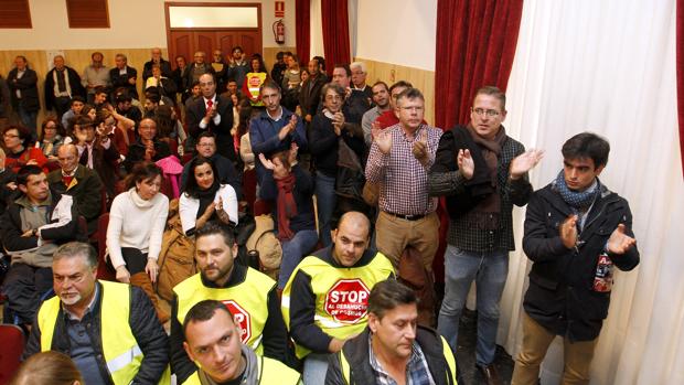 Trabajadores del Cosmos en un pleno del Ayuntamiento de Córdoba