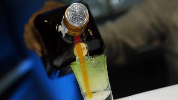 Una bebida de alta graduación en un botellón