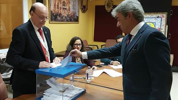 Manuel López recibe el apoyo de los hermanos del Rocío 