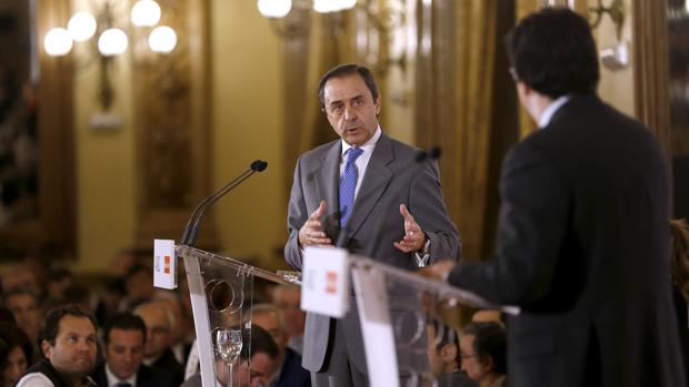 Ricardo Delgado Vizcaíno junto a Francisco Poyato, en un momento de su intervención