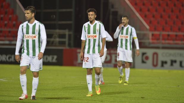 Los jugadores del Córdoba CF se retiran tristes tras el empate ante el Mirandés