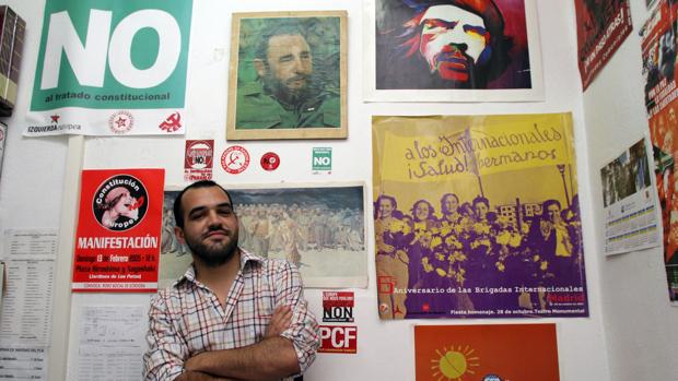 José Manuel Mariscal, líder del PCA, posa con un retrato de Fidel Castro, en una imagen de archivo