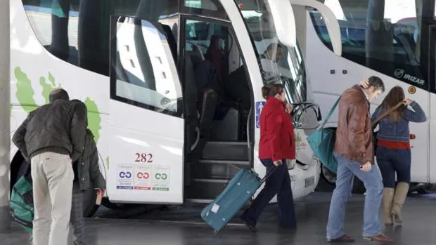 Un grupo de viajeros en la Estación de Autobuses de Córdoba