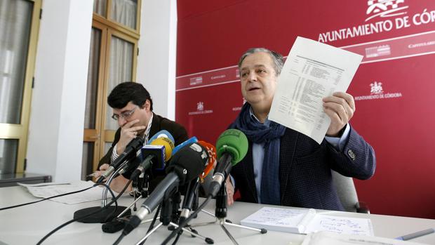 El viceportavoz del PP, Salvador Fuentes, y el portavoz del PP, José María Bellido, en una comparecencia