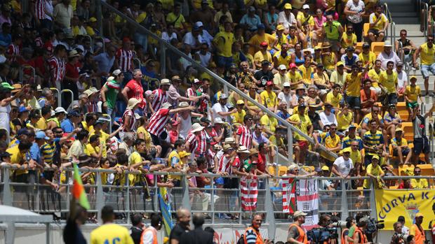 Gradas con «Brigadas Amarillas»