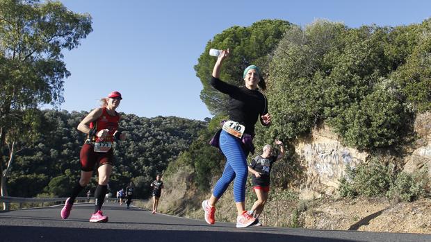 Varios corredoras en la Subida a las Ermitas