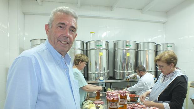 El propietario de Apícola de Montoro, Lorenzo Ruiz