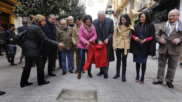 Descubrimiento de la placa en la calle Cruz Conde