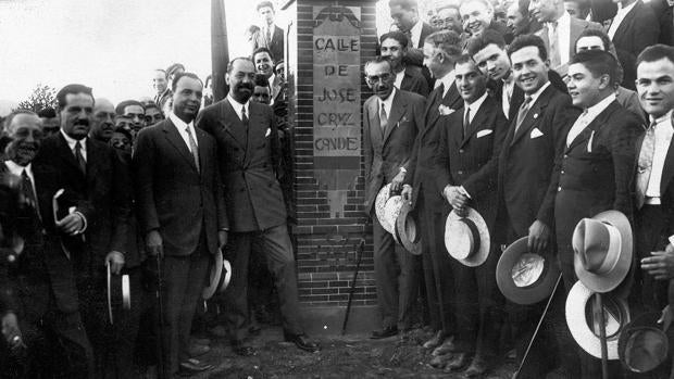 José Cruz Conde, con barba, en la inauguración de la calle con su nombre en Priego