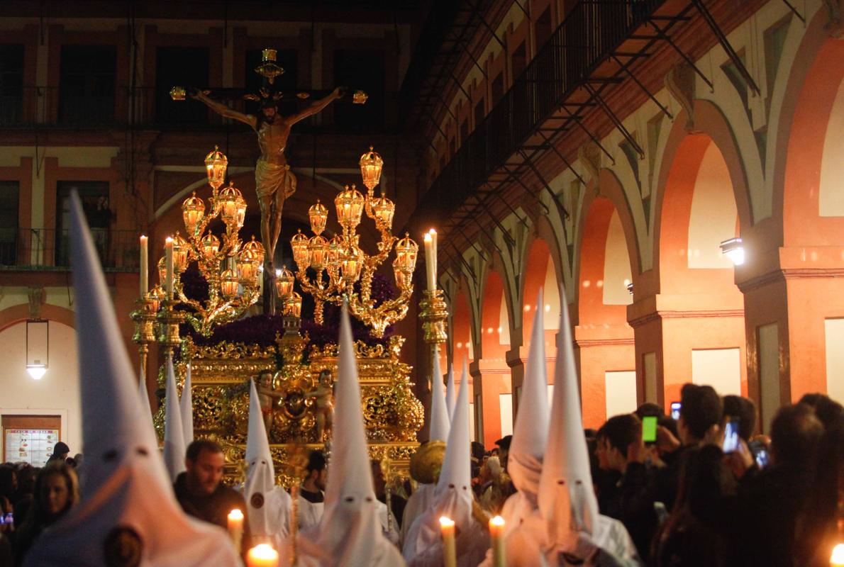 El Santísimo Cristo de la Misericordia, a su paso por la Plaza de la Corredera