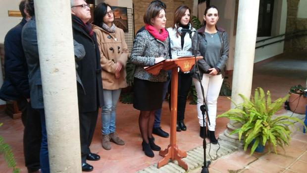 La alcaldesa, rodeada de varios concejales, en el espacio municipal de Rey Heredia