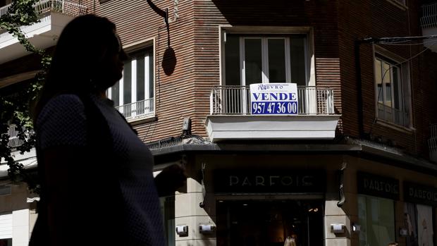 Cartel de «Se vende» en una vivienda de Córdoba