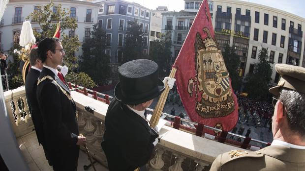 El acto de la tremolación del Estandarte Real desde el balcón principal del Ayuntamiento