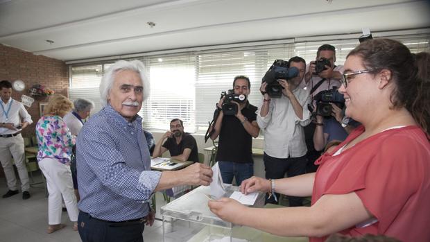 Rafael Gómez durante unas elecciones municipales