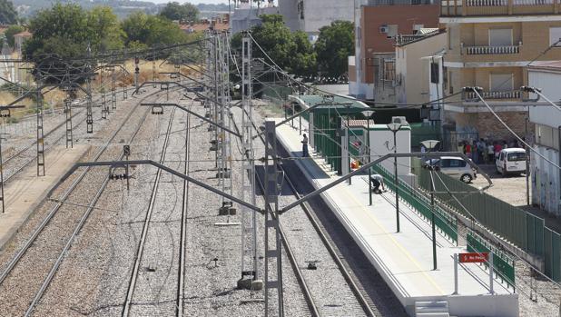 Apeadero de trenes en la barriada de Alcolea