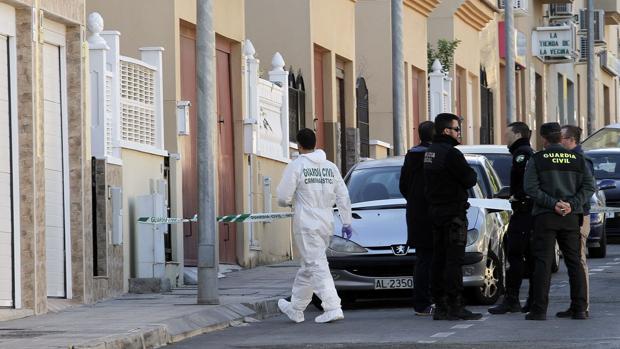 El joven fue detenido tras una llamada de los vecinos que escucharon gritar a la víctima