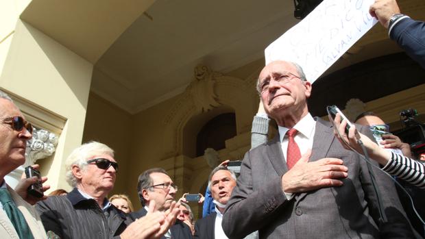 De la Torre, aclamado por vecinos a las puertas del Ayuntamiento