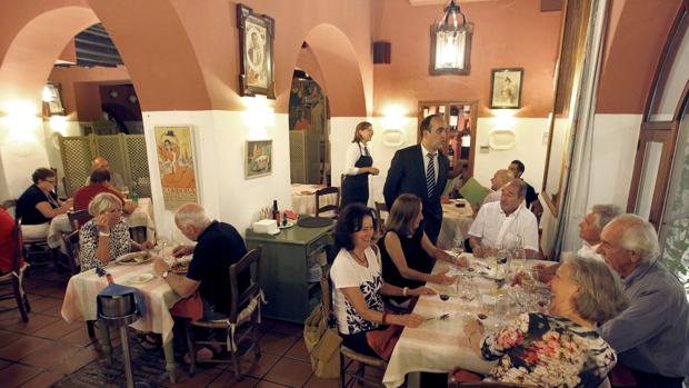 Clientes de Bodegas Campos durante un almuerzo