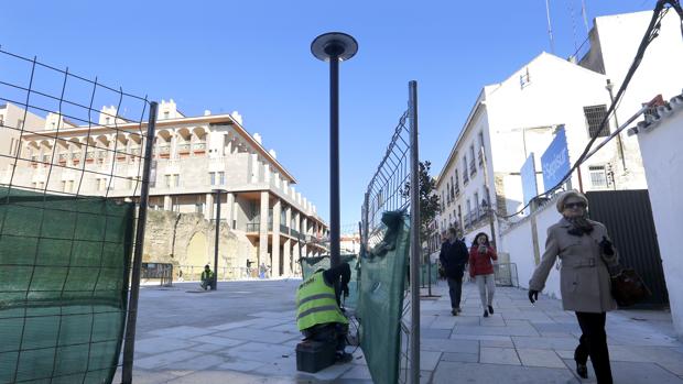 Nuevas farolas con luz tipo LED en la calle Capitulares