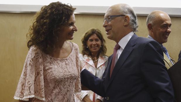 Cristóbal Montoro charla con la consejera de Hacienda de Andalucía, María Jesús Montero