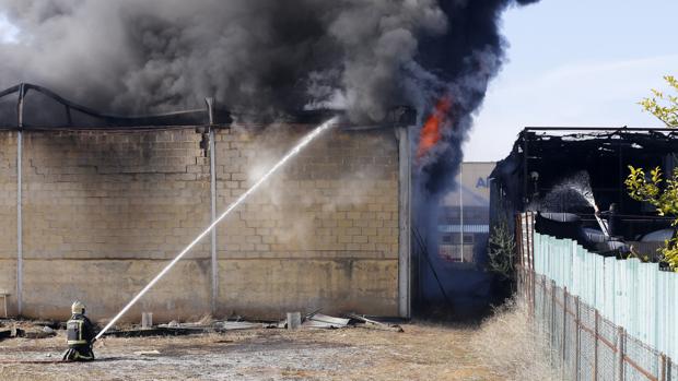 Tareas de extinción del incendi que afectó a una nave industrial de La Oportunidad en Las Quemadas